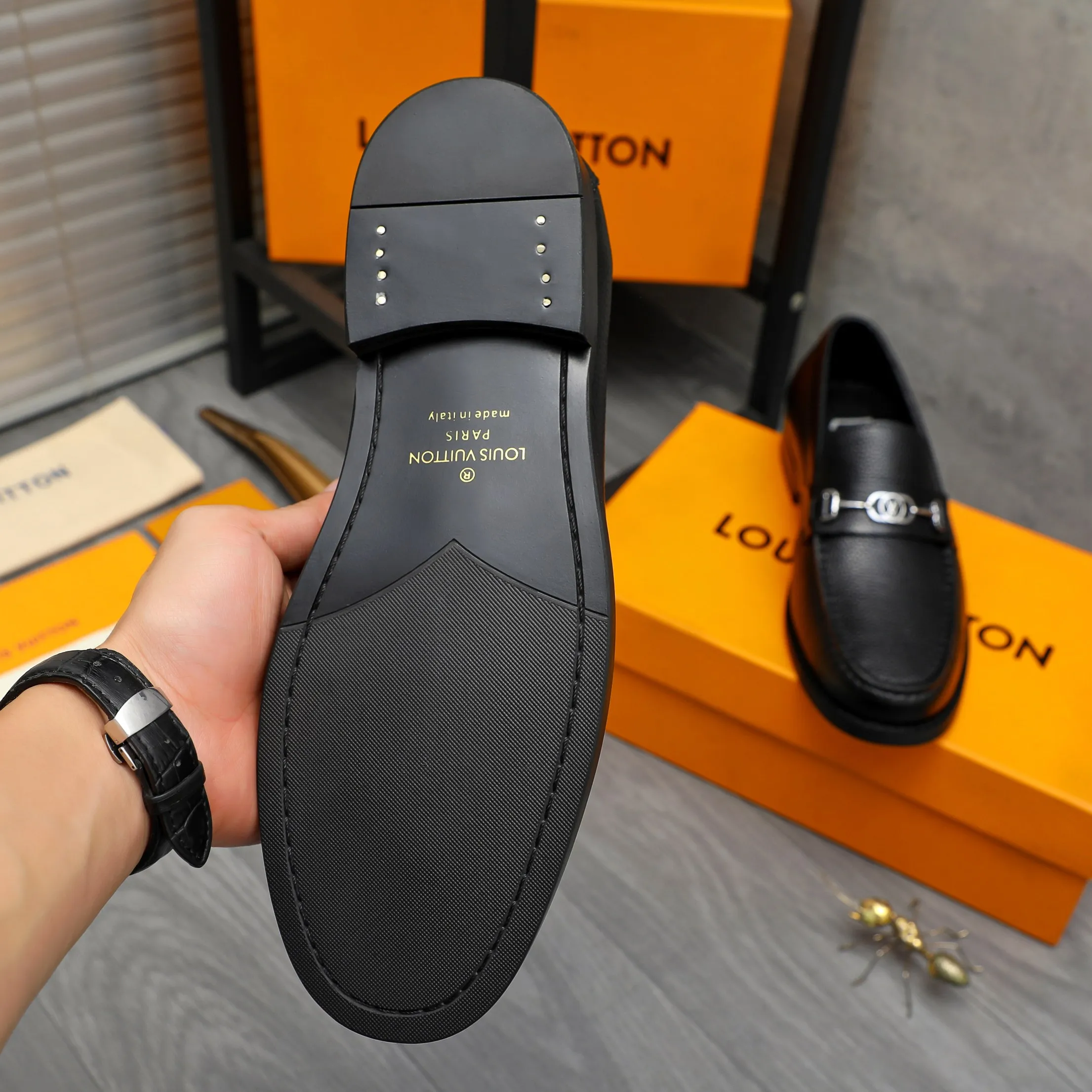 Men's shoes 💰p460 Product trademark: LV (Louis Vuitton) business slip-on leather shoes. Regular size: 38-45 (45 is custom-made and non-returnable) Product materials: Selected high-quality pebbled cowhide upper, cowhide lining, original rubber outsole